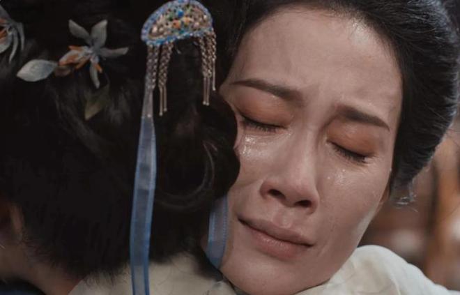 脸肿得像馒头，上嘴唇还凸出，居然在古装偶像剧里演少女，网友：她咋不害羞呢？