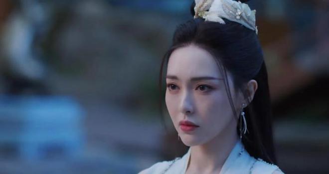 脸肿得像馒头，上嘴唇还凸出，居然在古装偶像剧里演少女，网友：她咋不害羞呢？