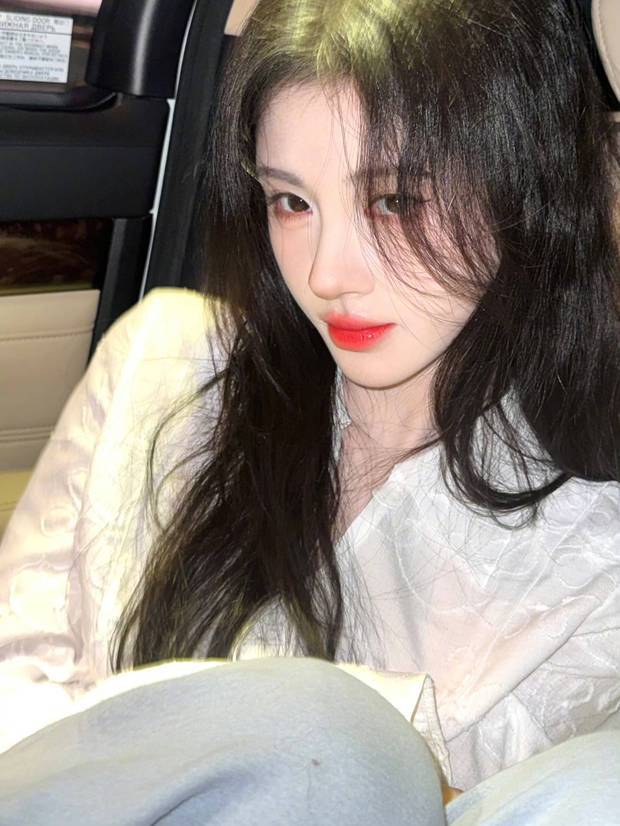 鞠婧祎穿纯白衣服超美的，飘逸长发显得特别清新精致
