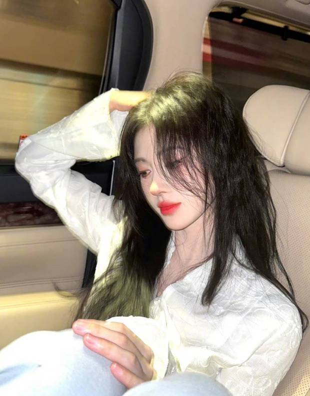 鞠婧祎穿纯白衣服超美的，飘逸长发显得特别清新精致