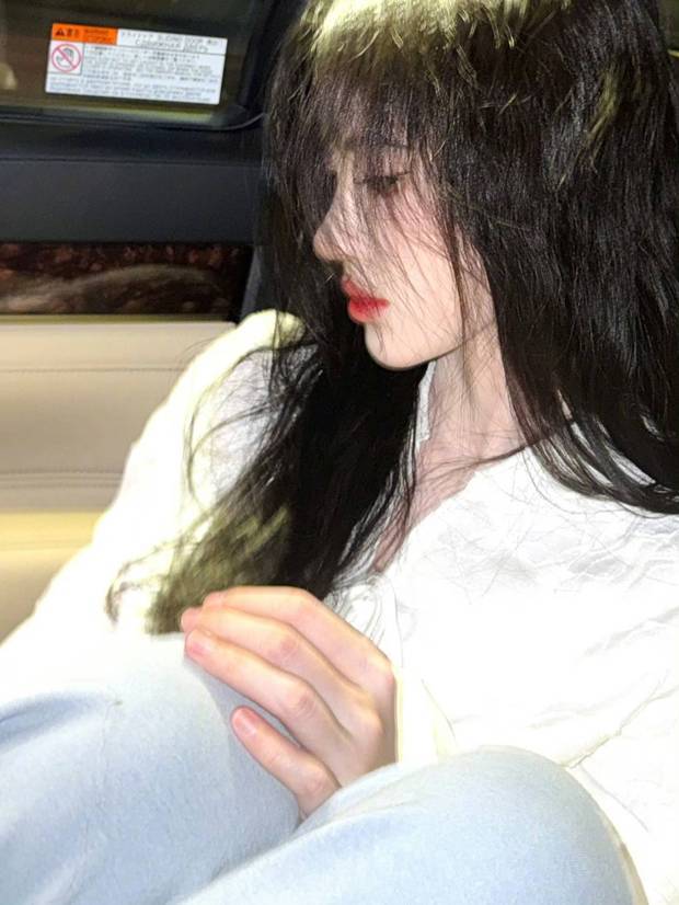 鞠婧祎穿纯白衣服超美的，飘逸长发显得特别清新精致