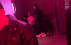 俞灏明和王晓晨回广东了，穿情侣装去见朋友，素颜出现超有夫妻相！缩略图