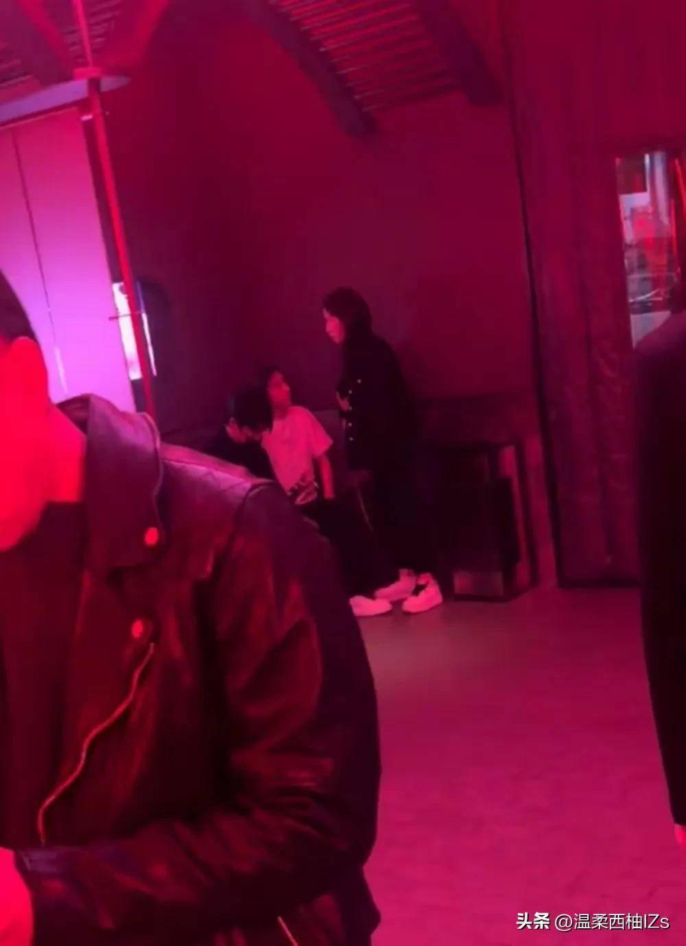 俞灏明和王晓晨回广东了，穿情侣装去见朋友，素颜出现超有夫妻相！