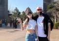 杜淳陪老婆逛游乐园，王灿穿短T恤秀身材，细腰马甲线素颜美翻了缩略图
