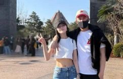 杜淳陪老婆逛游乐园，王灿穿短T恤秀身材，细腰马甲线素颜美翻了缩略图