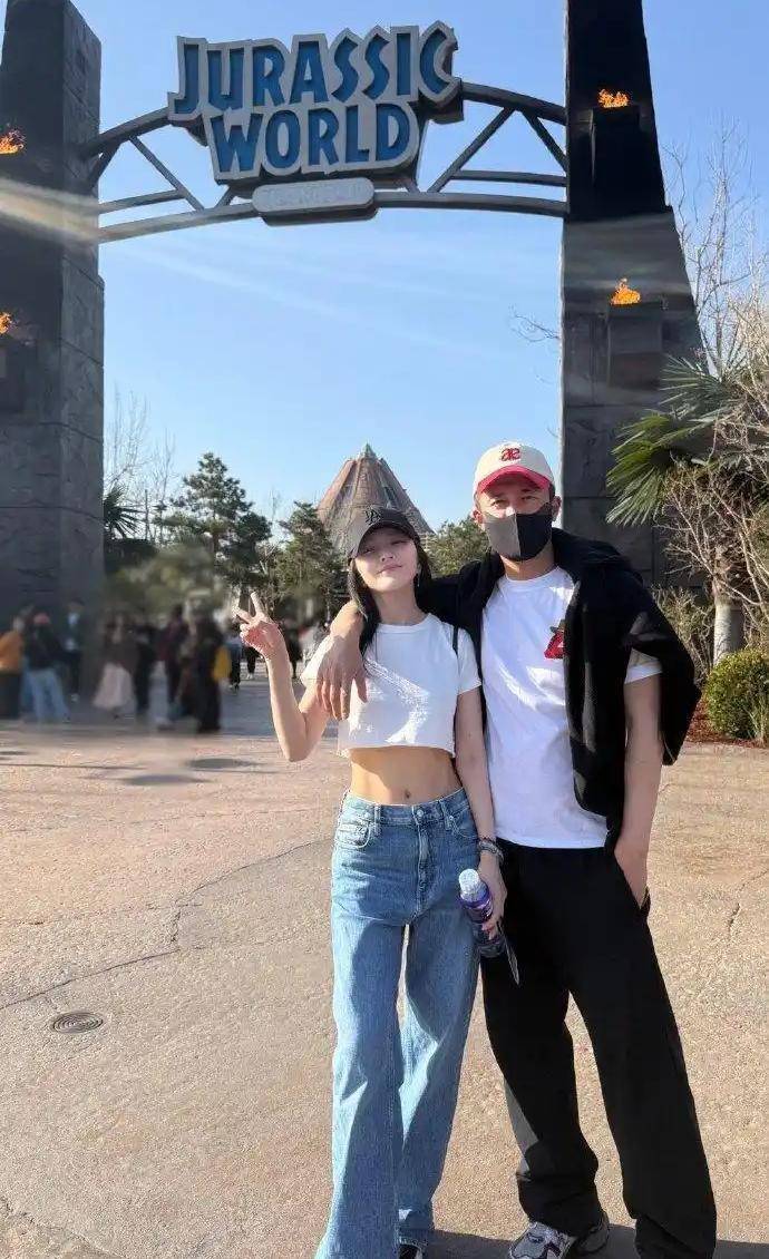 杜淳陪老婆逛游乐园，王灿穿短T恤秀身材，细腰马甲线素颜美翻了