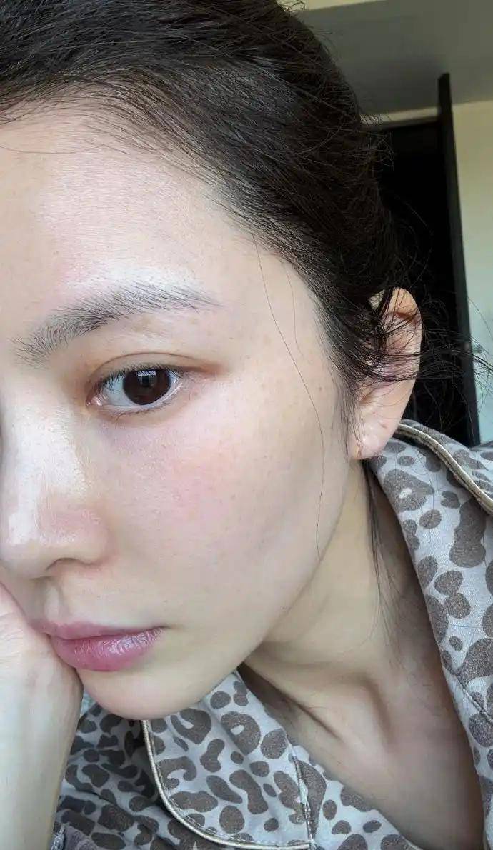 杜淳陪老婆逛游乐园，王灿穿短T恤秀身材，细腰马甲线素颜美翻了