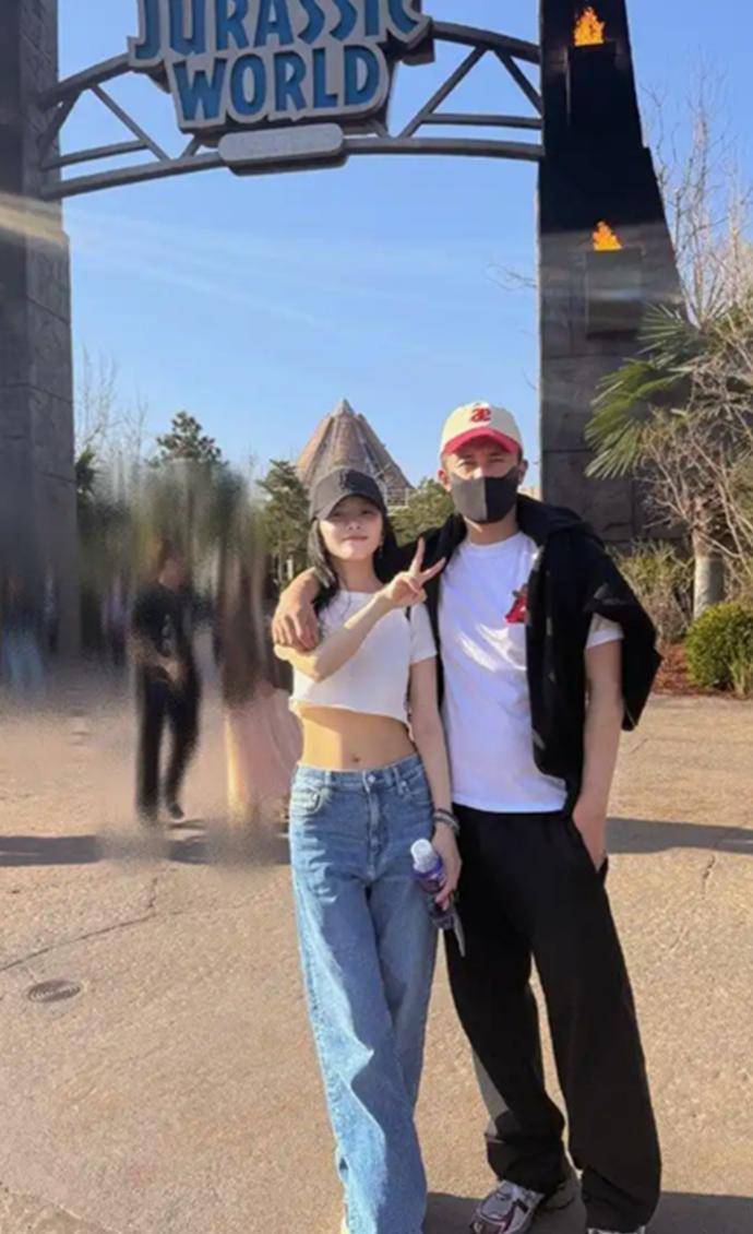 杜淳陪老婆逛游乐园，王灿穿短T恤秀身材，细腰马甲线素颜美翻了