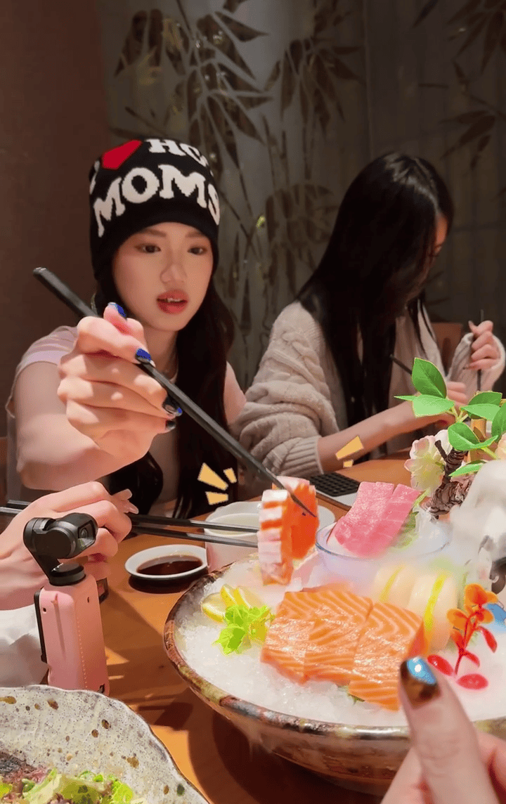 钟丽缇带女儿吃饭，15岁的考拉长得和老妈一样美，气质像明星般吸睛