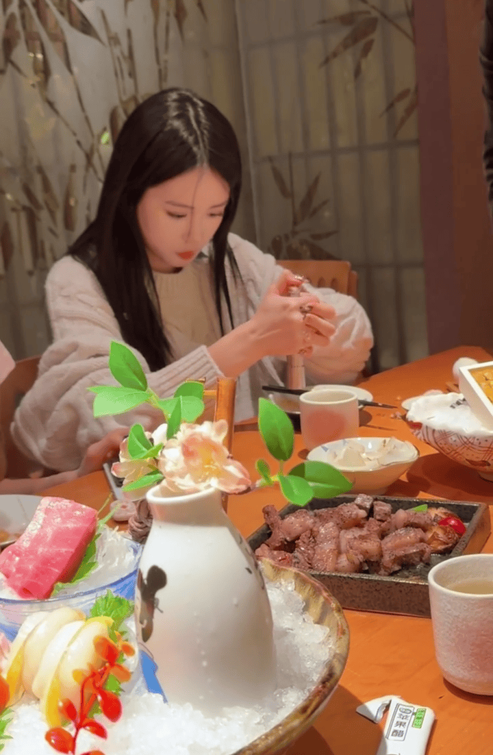 钟丽缇带女儿吃饭，15岁的考拉长得和老妈一样美，气质像明星般吸睛