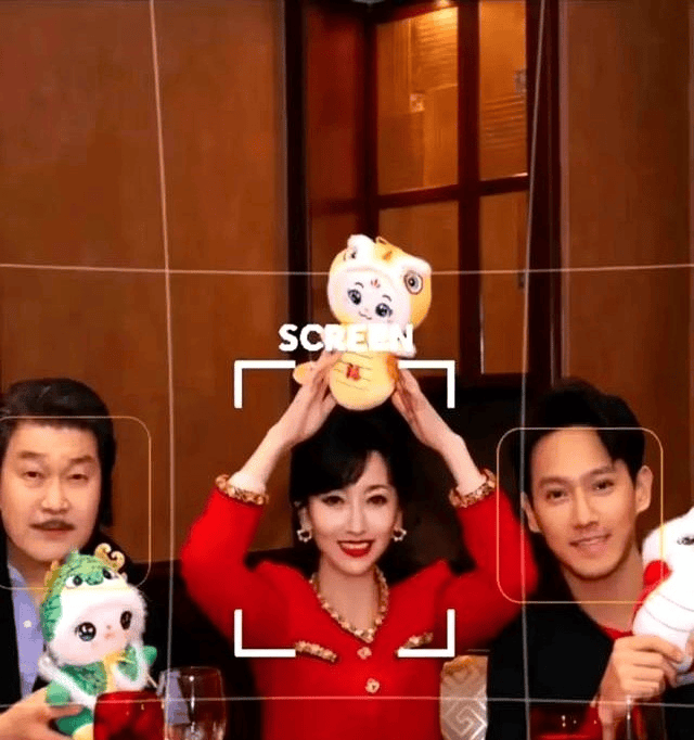 赵雅芝和小儿子为老公庆生，79岁生日这天一家三口特别温馨幸福