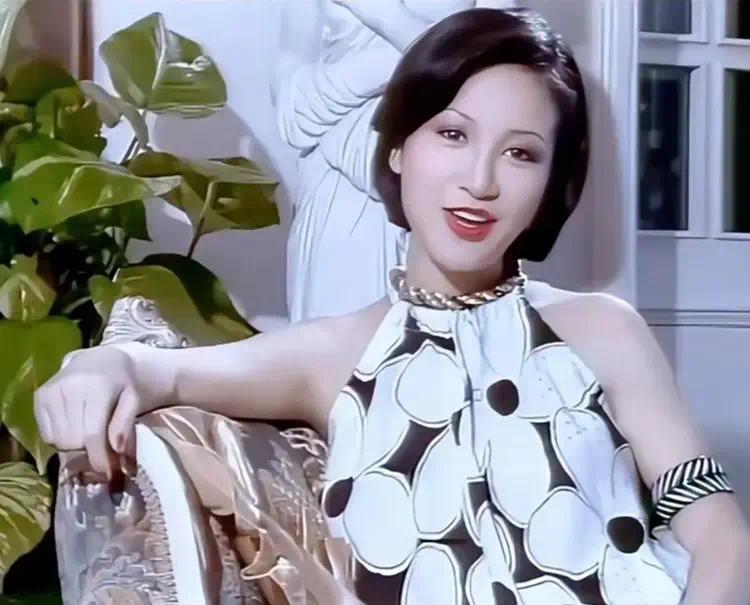 44岁谢霆锋全家福被网友曝光！谢贤和拉姑离婚30年后难得同框，这一家人颜值也太高了吧