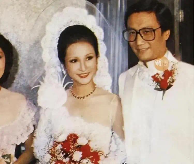 44岁谢霆锋全家福被网友曝光！谢贤和拉姑离婚30年后难得同框，这一家人颜值也太高了吧