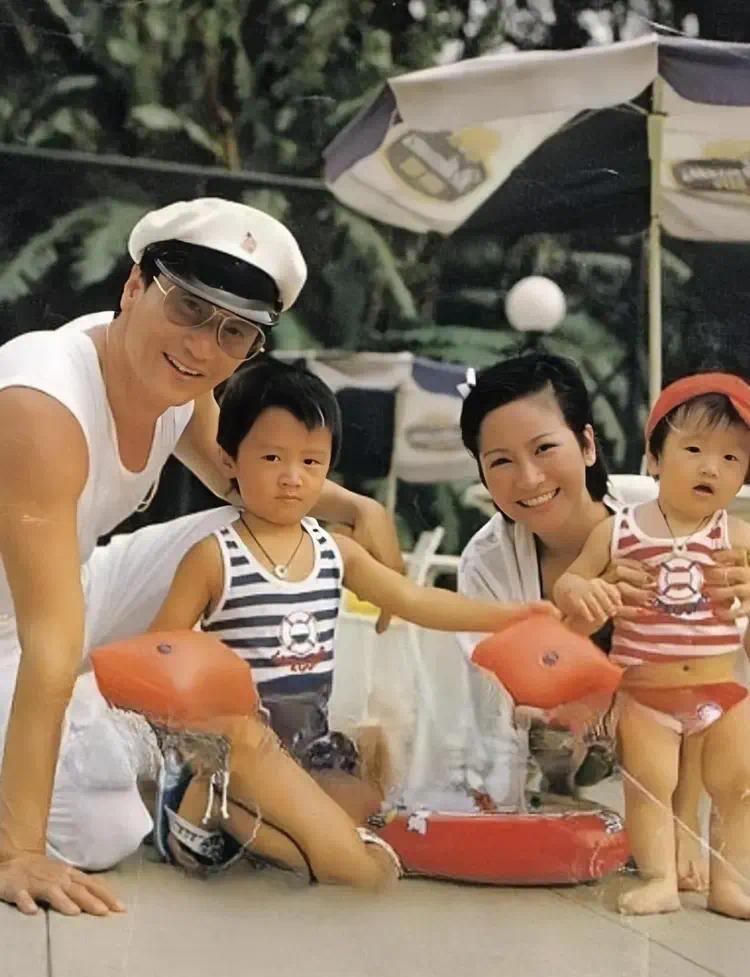 44岁谢霆锋全家福被网友曝光！谢贤和拉姑离婚30年后难得同框，这一家人颜值也太高了吧
