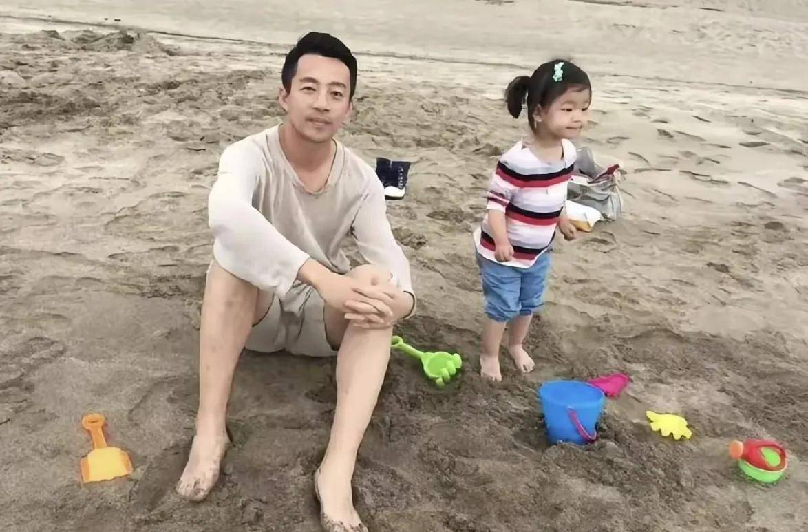 汪小菲跟小玥儿聊天时说漏嘴，亲妈都不管作业，孩子也想出去玩呢