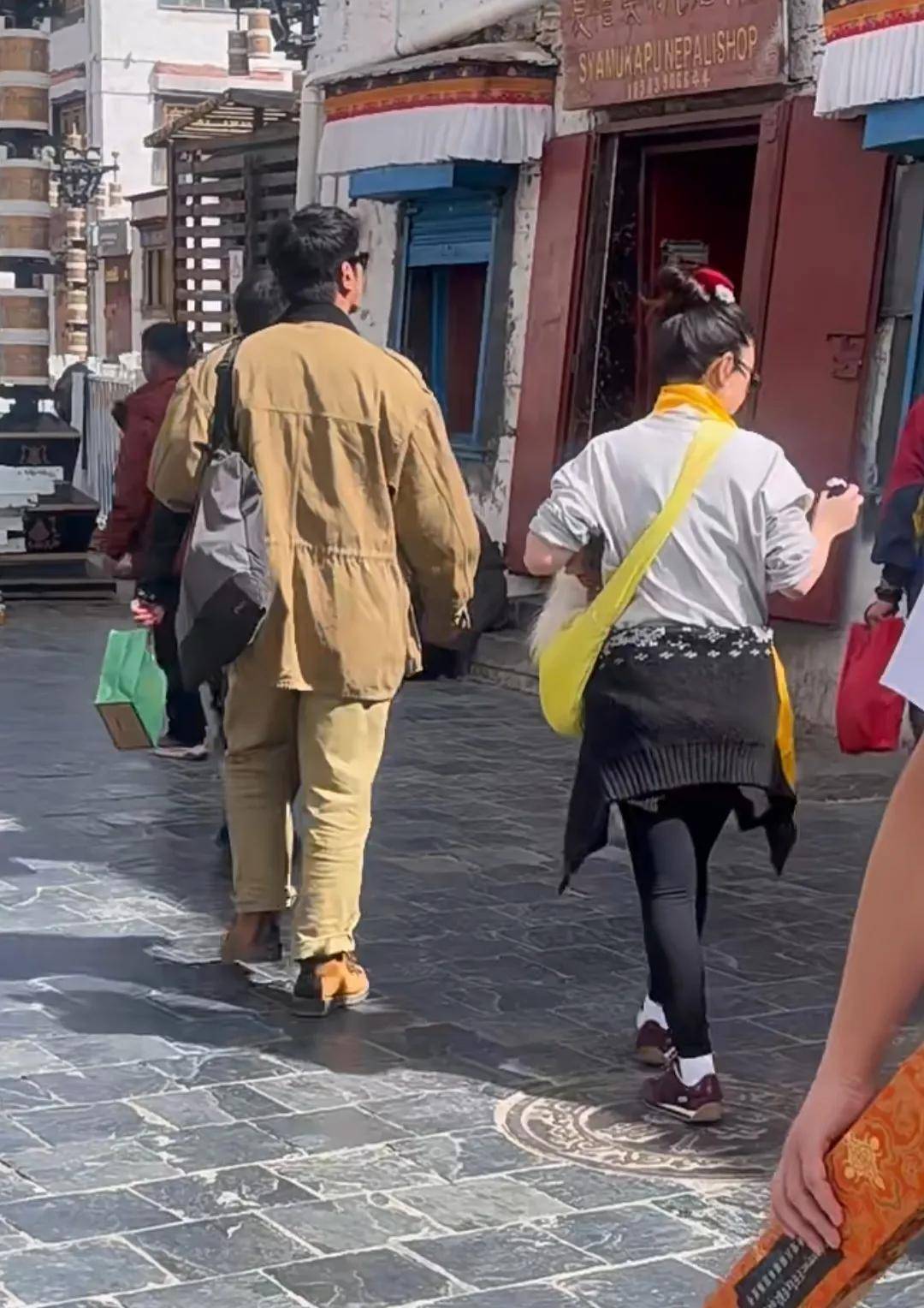 44岁的霍思燕在西藏被拍，和杜江逛八廊街，打扮像大妈，身材走样挺多的