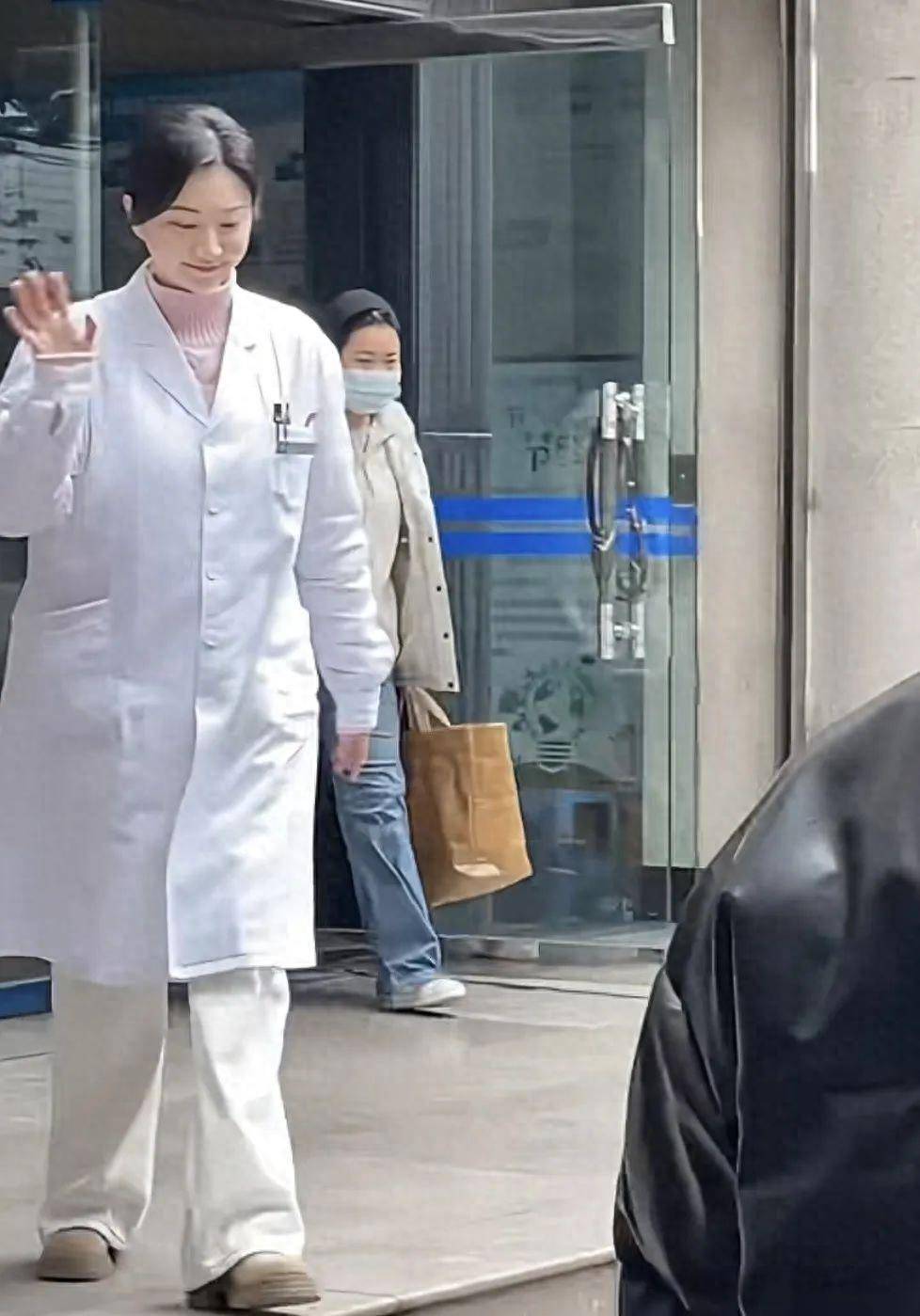 景甜变胖后更美了，穿白大褂在医院拍戏，看起来像26岁的姑娘