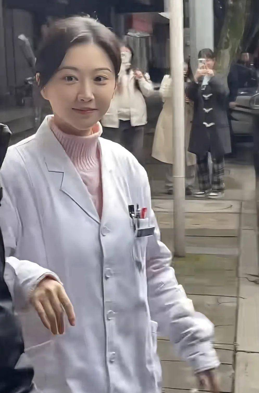 景甜变胖后更美了，穿白大褂在医院拍戏，看起来像26岁的姑娘