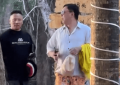 黄渤和老婆海南度假，俩人穿花短裤玩得超开心缩略图