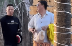 黄渤和老婆海南度假，俩人穿花短裤玩得超开心缩略图