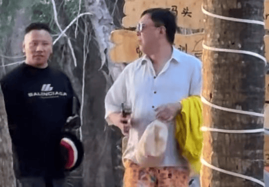 黄渤和老婆海南度假，俩人穿花短裤玩得超开心