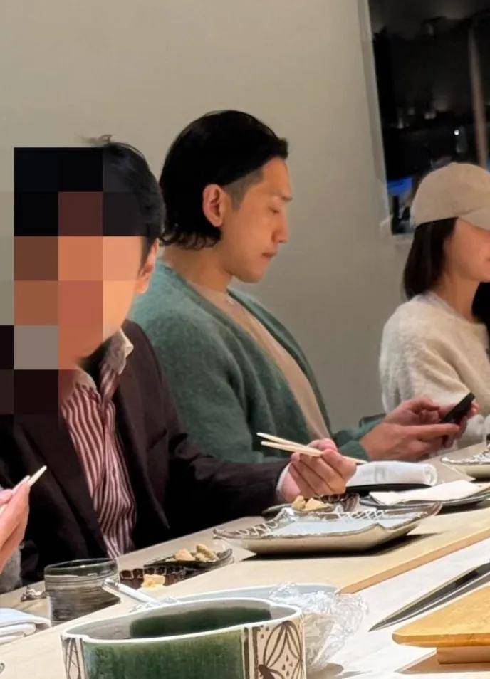 金泰熙素颜吃日料被粉丝碰到，和老公庆祝45岁生日，Rain的发型油得像锅盖