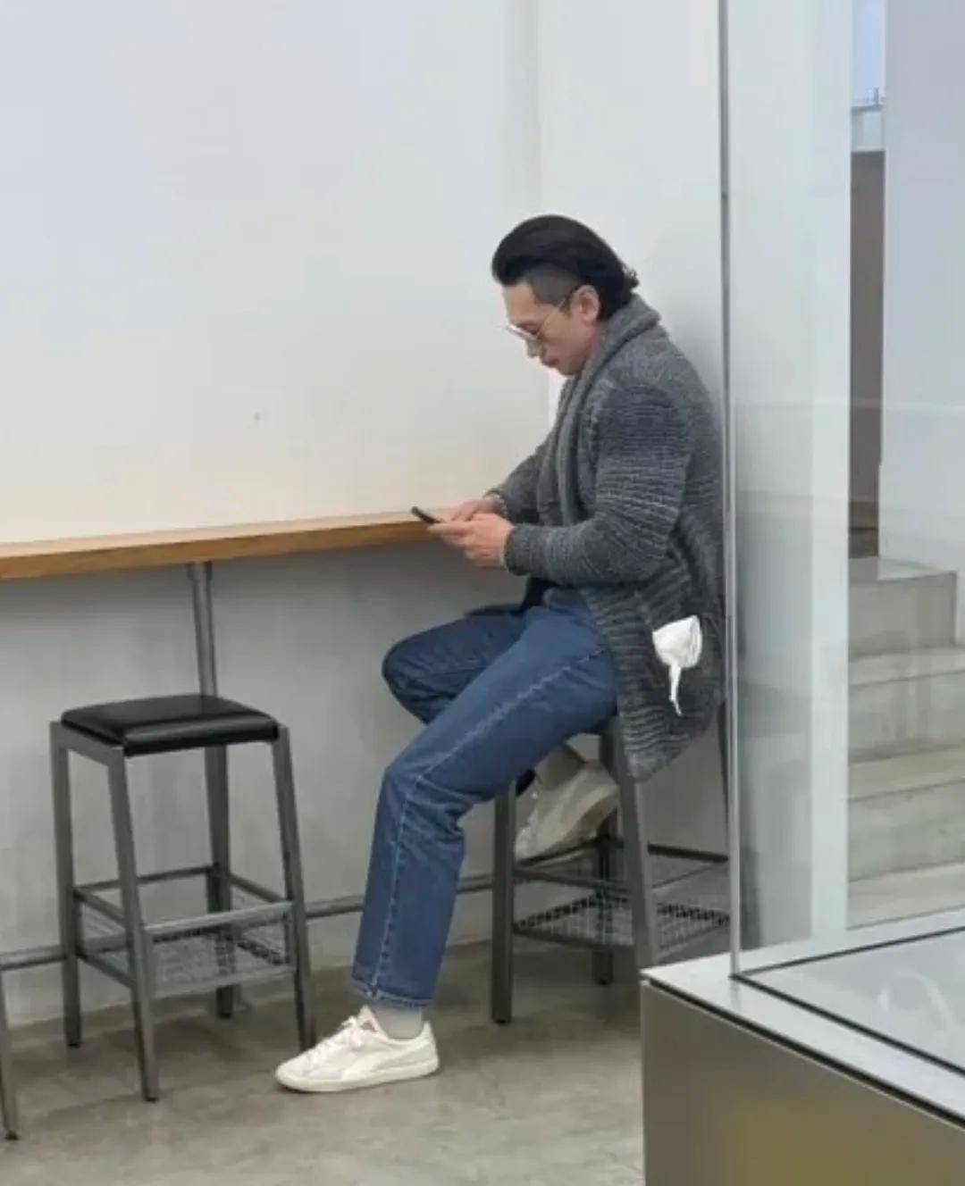 金泰熙素颜吃日料被粉丝碰到，和老公庆祝45岁生日，Rain的发型油得像锅盖