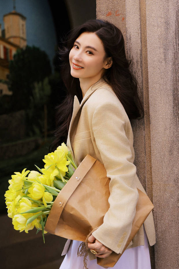 张柏芝上海张园闲逛，轻松玩转春日复古风潮