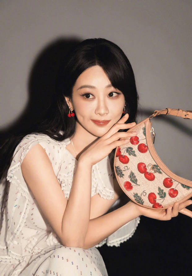 杨紫穿粉色吊带超可爱，对着镜子甜笑太温柔了