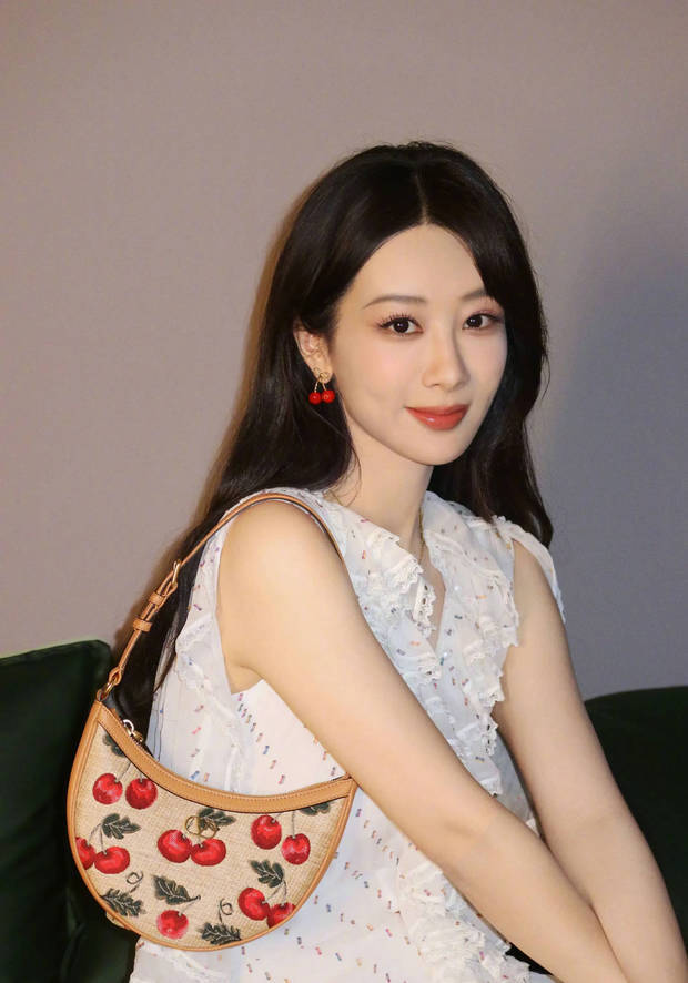 杨紫穿粉色吊带超可爱，对着镜子甜笑太温柔了