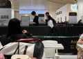 49岁的梁咏琪和混血女儿在香港看演唱会，短裤look超显高瘦缩略图
