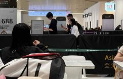 49岁的梁咏琪和混血女儿在香港看演唱会，短裤look超显高瘦缩略图