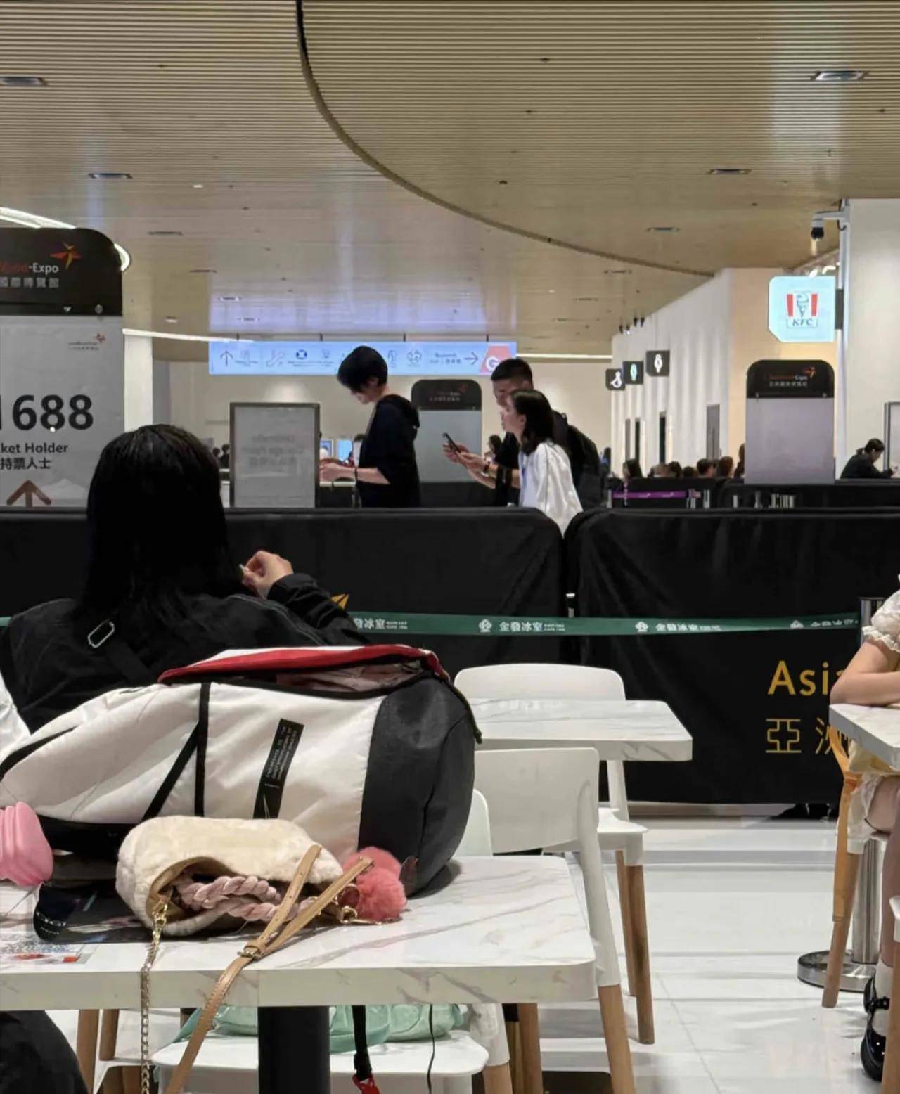 49岁的梁咏琪和混血女儿在香港看演唱会，短裤look超显高瘦