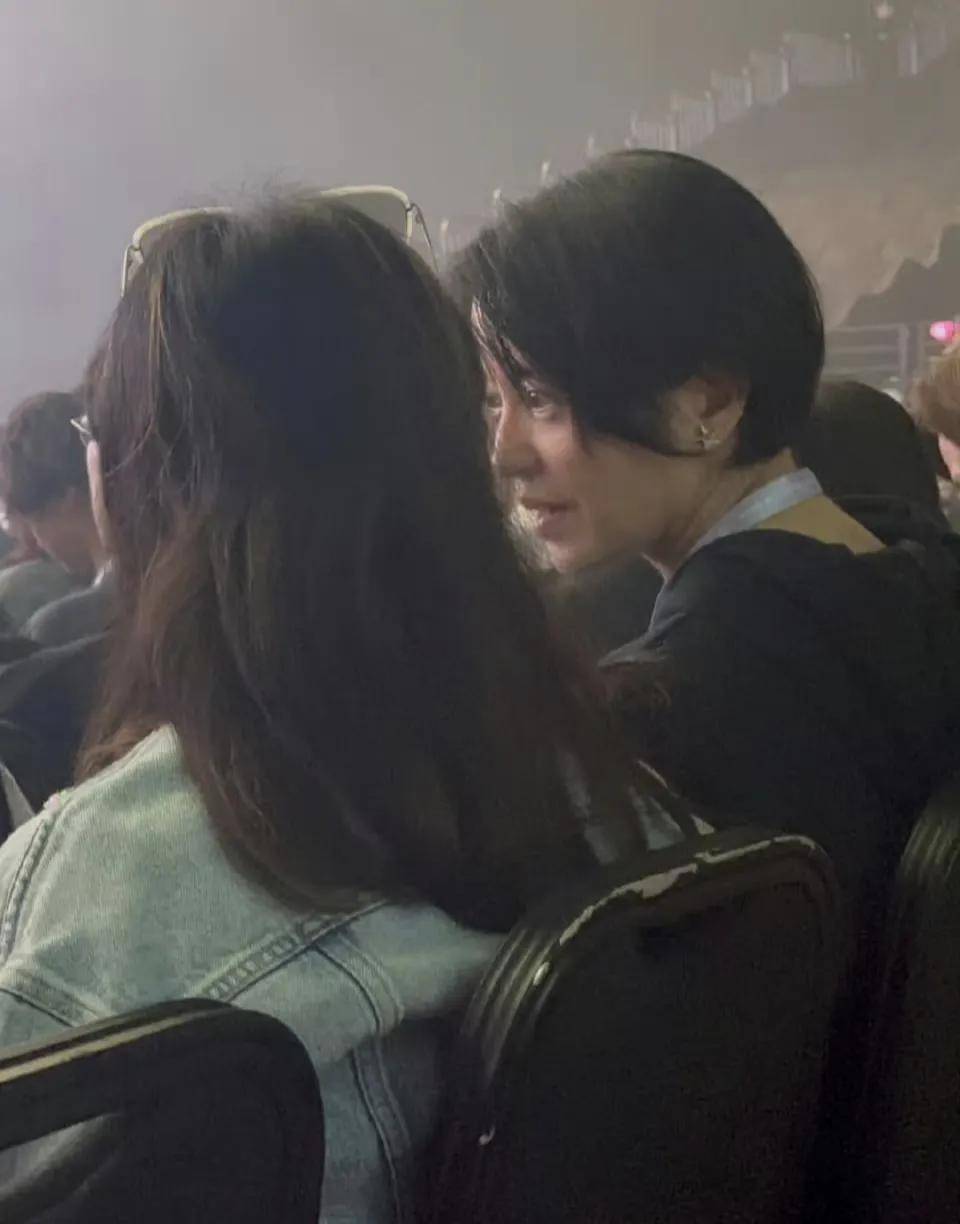 49岁的梁咏琪和混血女儿在香港看演唱会，短裤look超显高瘦