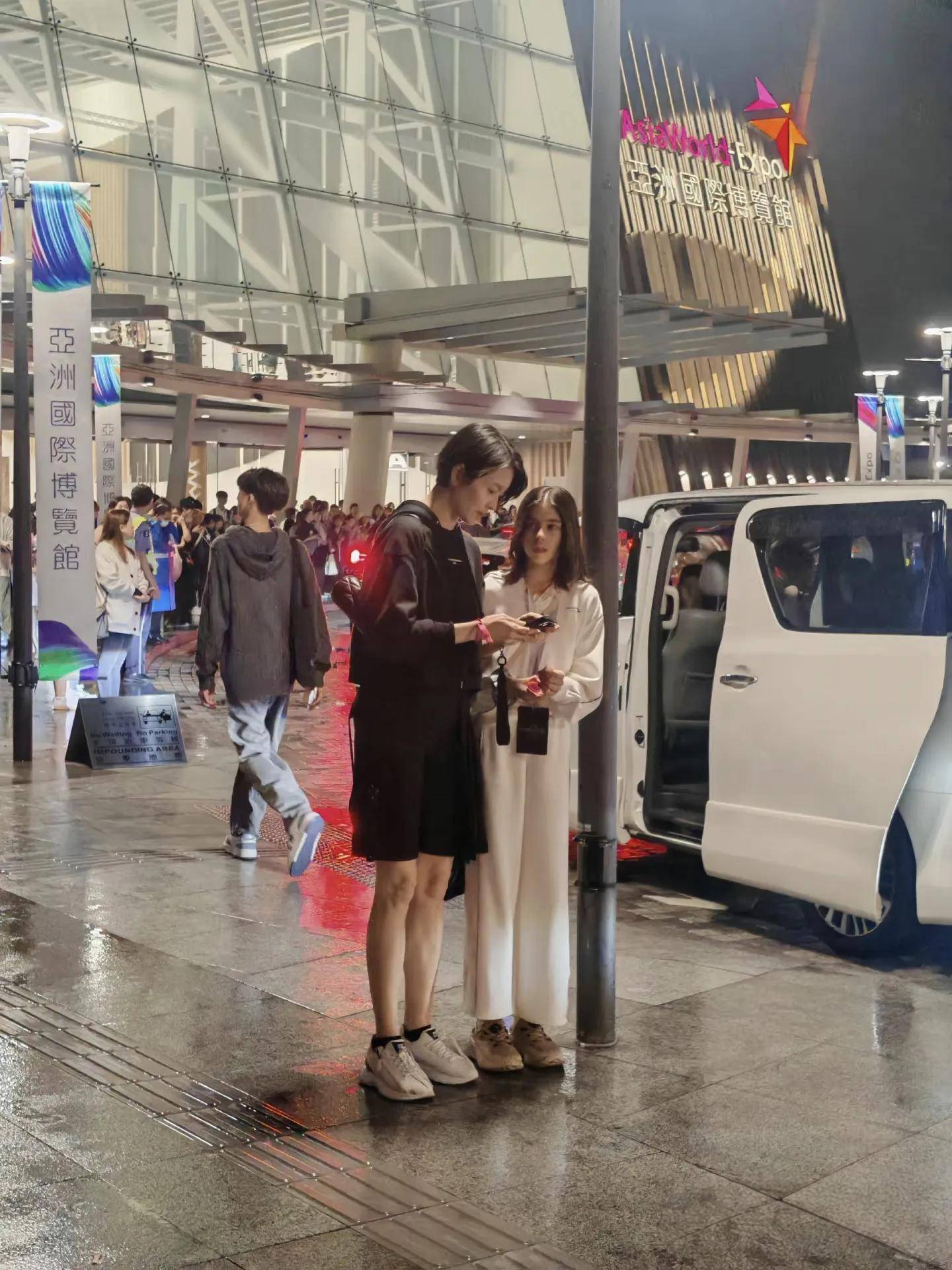 49岁的梁咏琪和混血女儿在香港看演唱会，短裤look超显高瘦