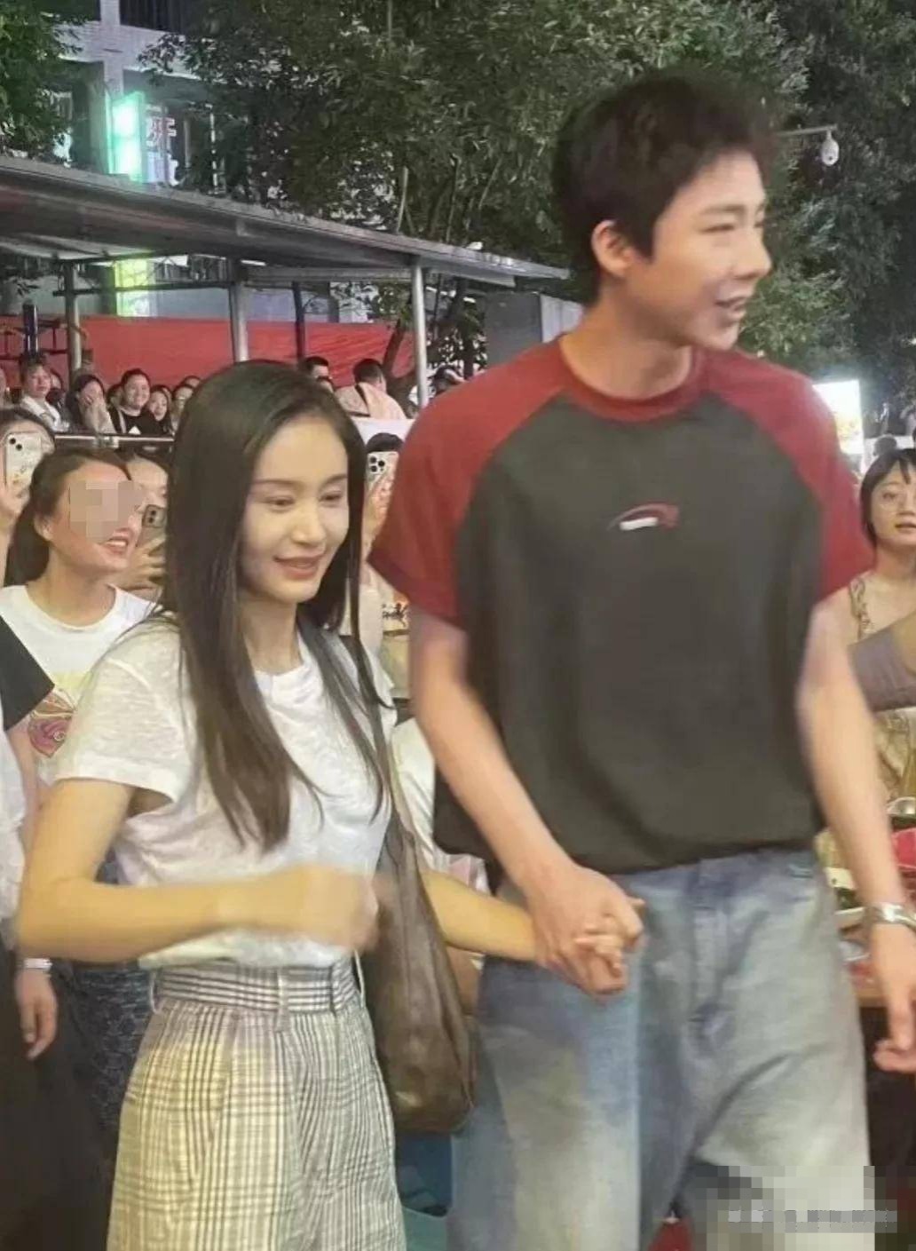 王子文现身上海机场，皮肤白得亮眼，小脸巴掌大，漂亮又有气质