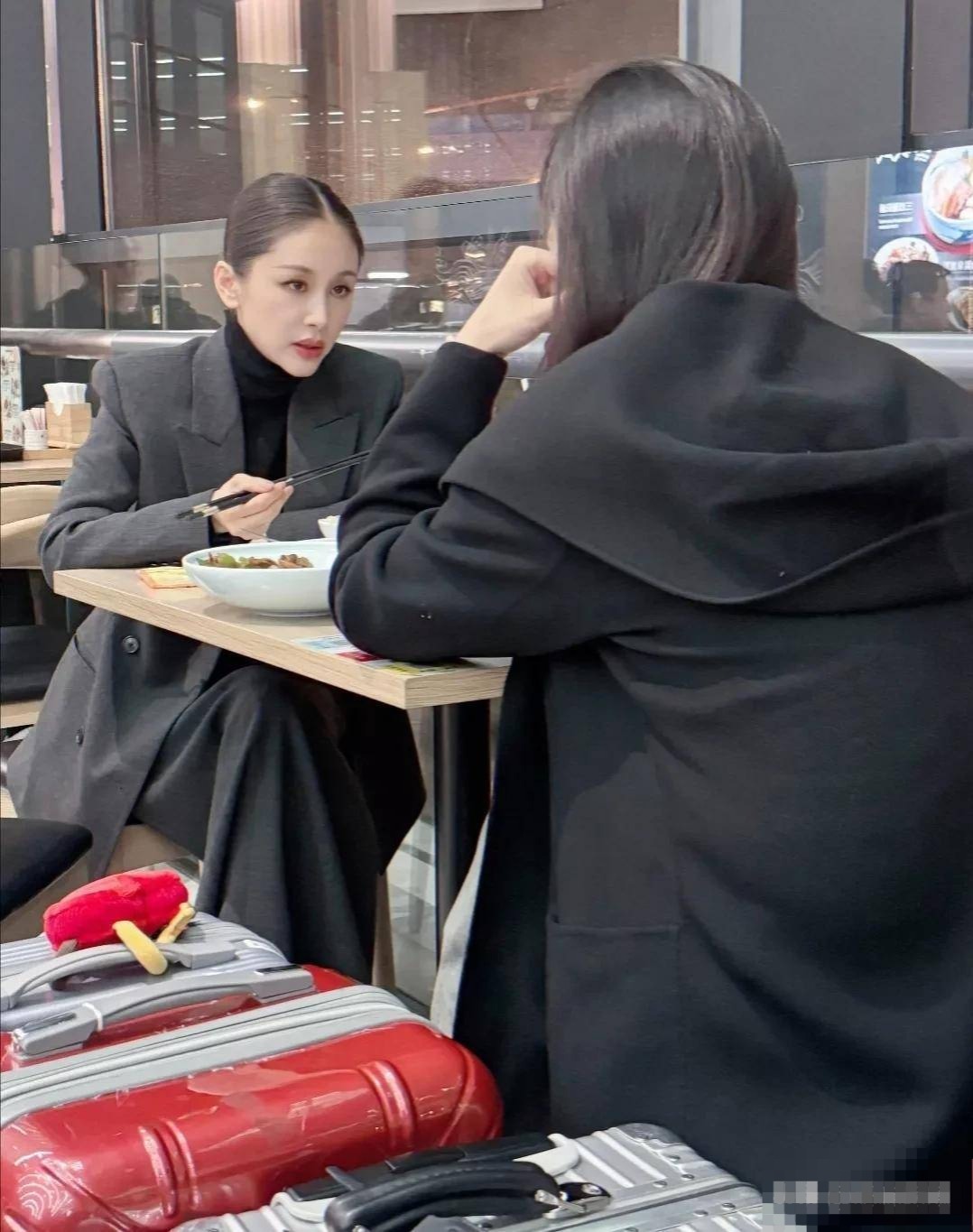 王子文现身上海机场，皮肤白得亮眼，小脸巴掌大，漂亮又有气质