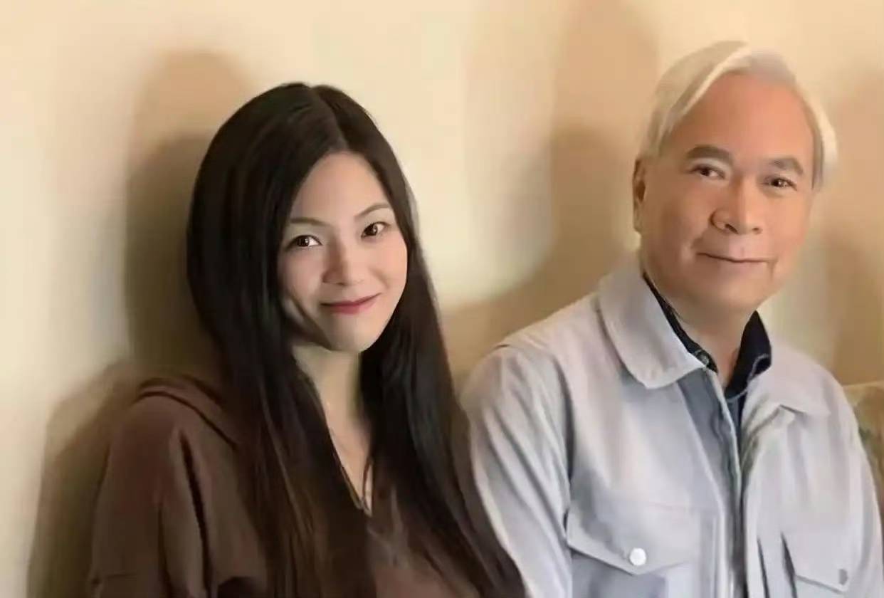 74岁TVB老戏骨监狱里求婚成功！410封情书道出父女恋真相，网友吵翻：真爱还是作秀？