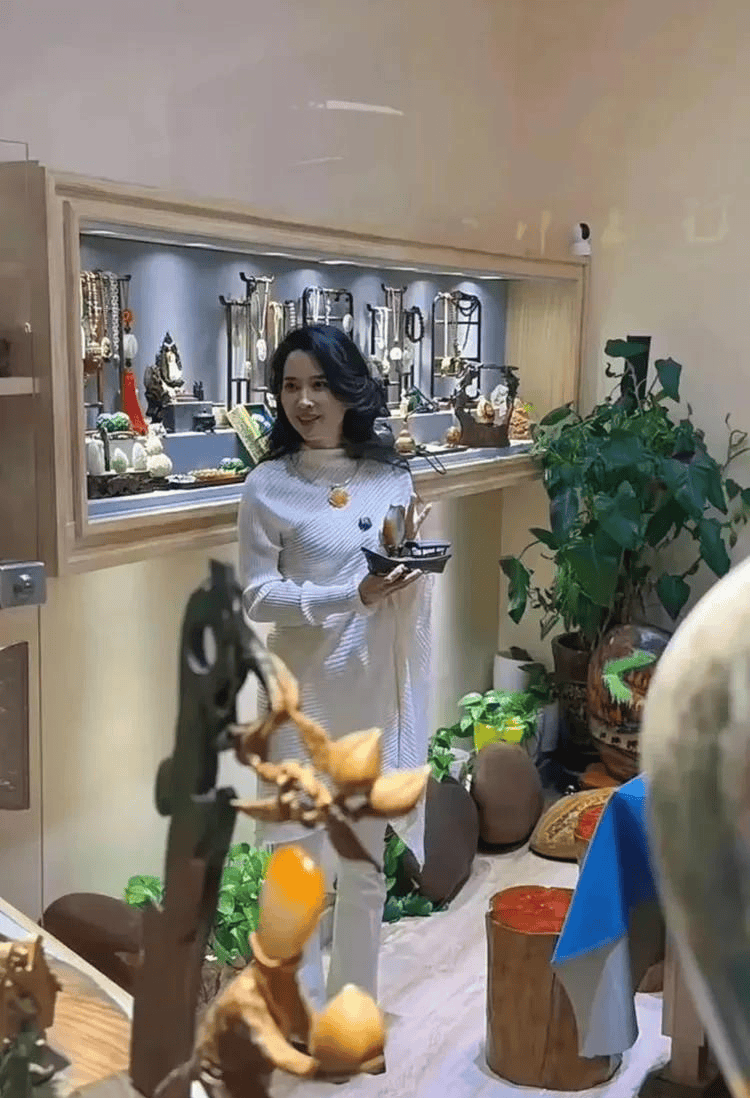 汪峰女友被撞见！大波浪配紧身裤土得不行，网友惊呼：这颜值降得太狠了吧