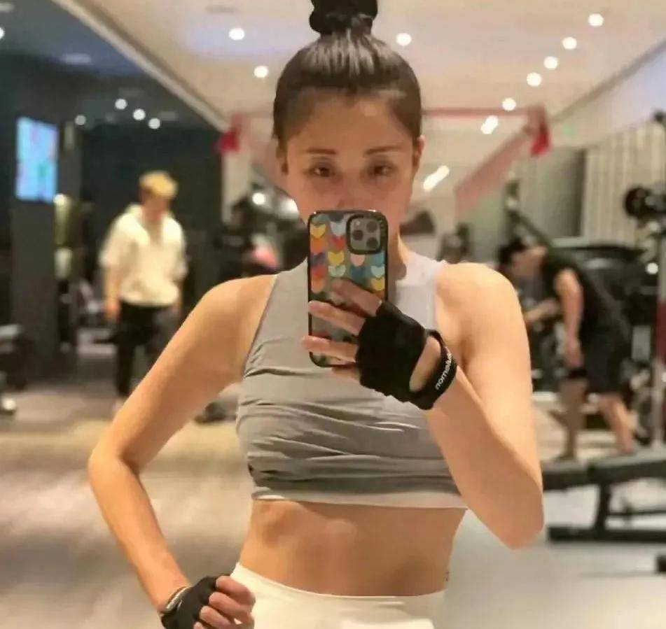 殷桃的身材真好，瑜伽裤一穿超显紧致，成熟又带感！