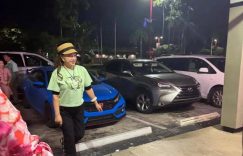刘晓庆在美国吃夜宵被偷拍，这回没装嫩，原来自然老去比美颜还好看！缩略图