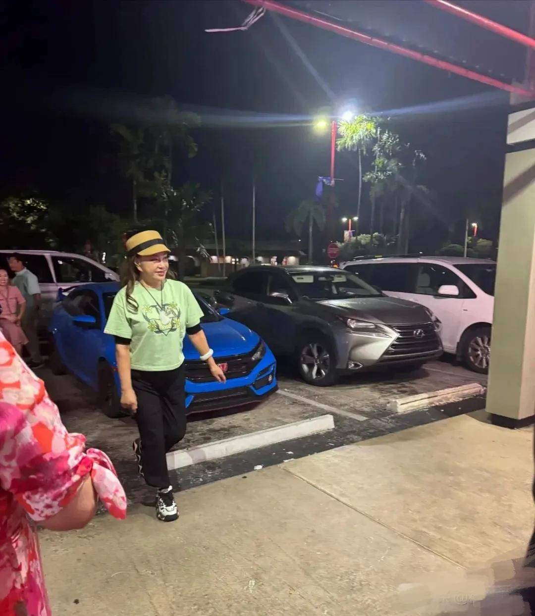刘晓庆在美国吃夜宵被偷拍，这回没装嫩，原来自然老去比美颜还好看！