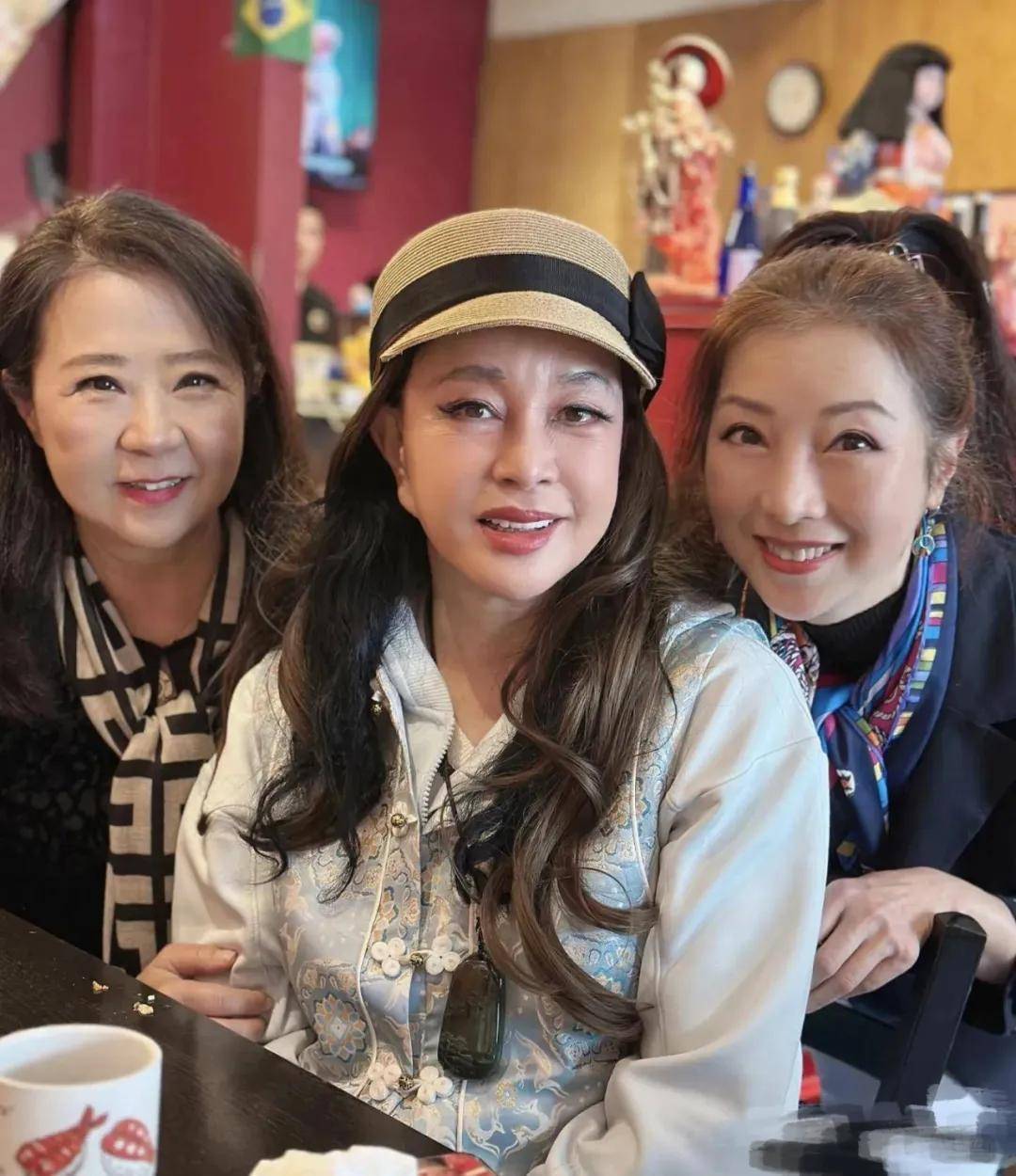 刘晓庆在美国吃夜宵被偷拍，这回没装嫩，原来自然老去比美颜还好看！