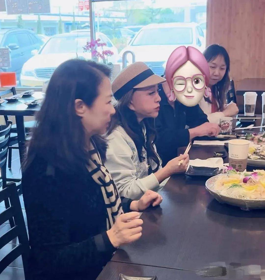 刘晓庆在美国吃夜宵被偷拍，这回没装嫩，原来自然老去比美颜还好看！