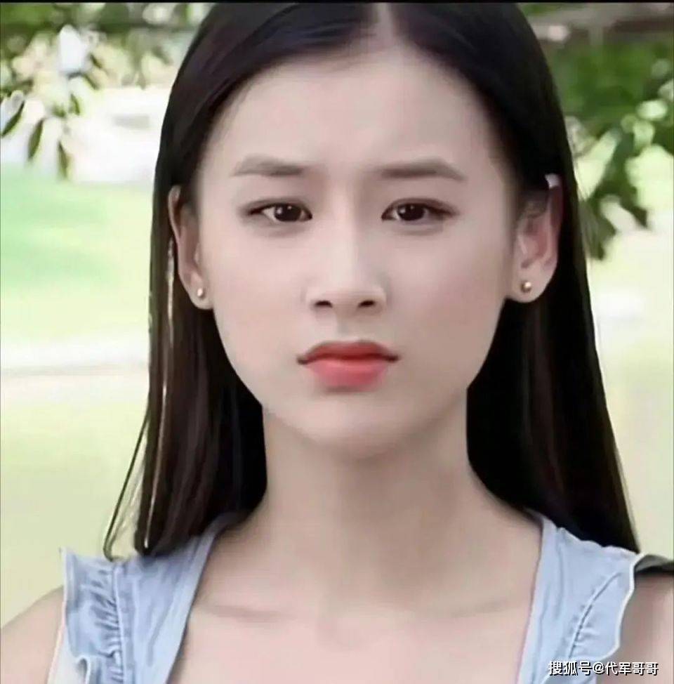 黄圣依年轻时候的颜值也太能打了！清纯得像白月光一样美