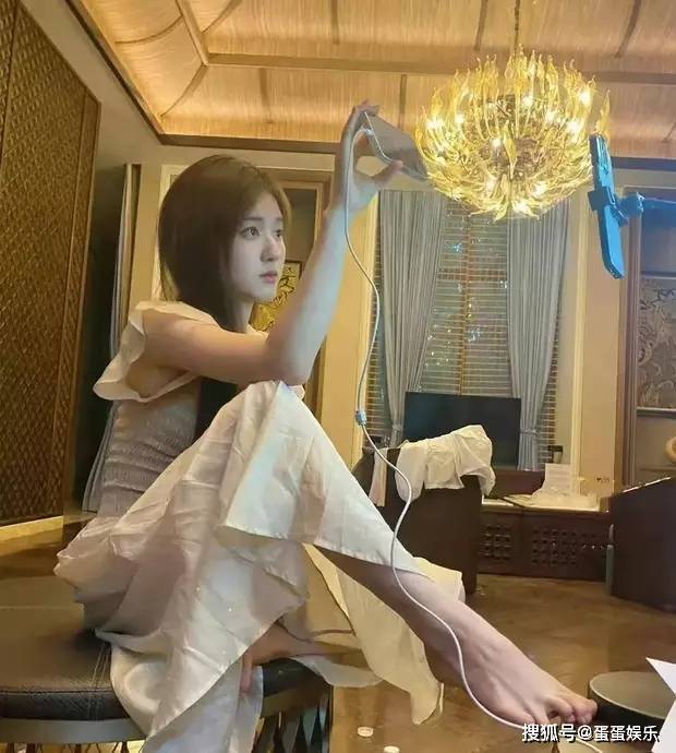 赵露思卖惨翻车：去村民家诉苦反被骂，豪华生活曝光还想封杀她？