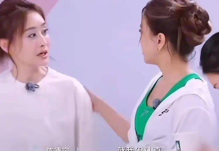 瞧陈德容那副倚老卖老的架势，连邓萃雯都看不下去了，这才觉得高圆圆真是机灵到家了