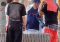 黄渤一家四口在海南偶遇，48岁小欧又高又白，夫妻俩都喜欢穿花短裤缩略图