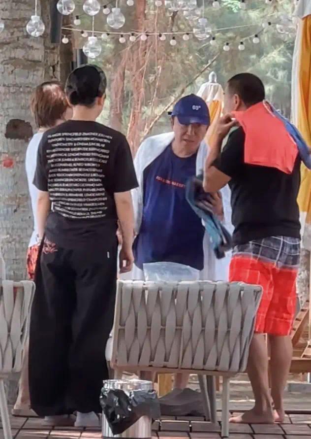 黄渤一家四口在海南偶遇，48岁小欧又高又白，夫妻俩都喜欢穿花短裤