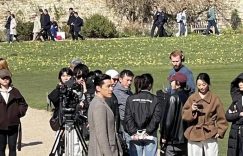 胡歌二胎风波后现身剑桥，节目组被批太霸道，黄曦宁疑似同行！缩略图